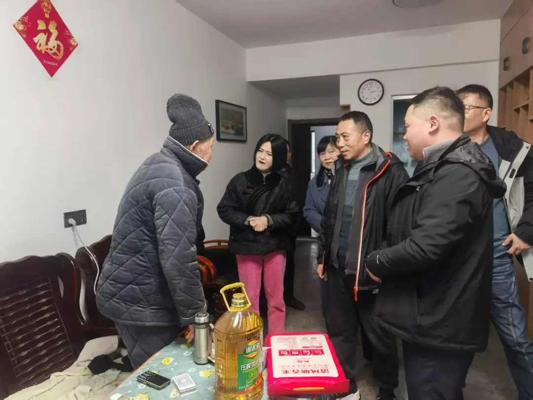 �Ϫ��������Ժ��չ����ǰ�߷�ο�ʻ