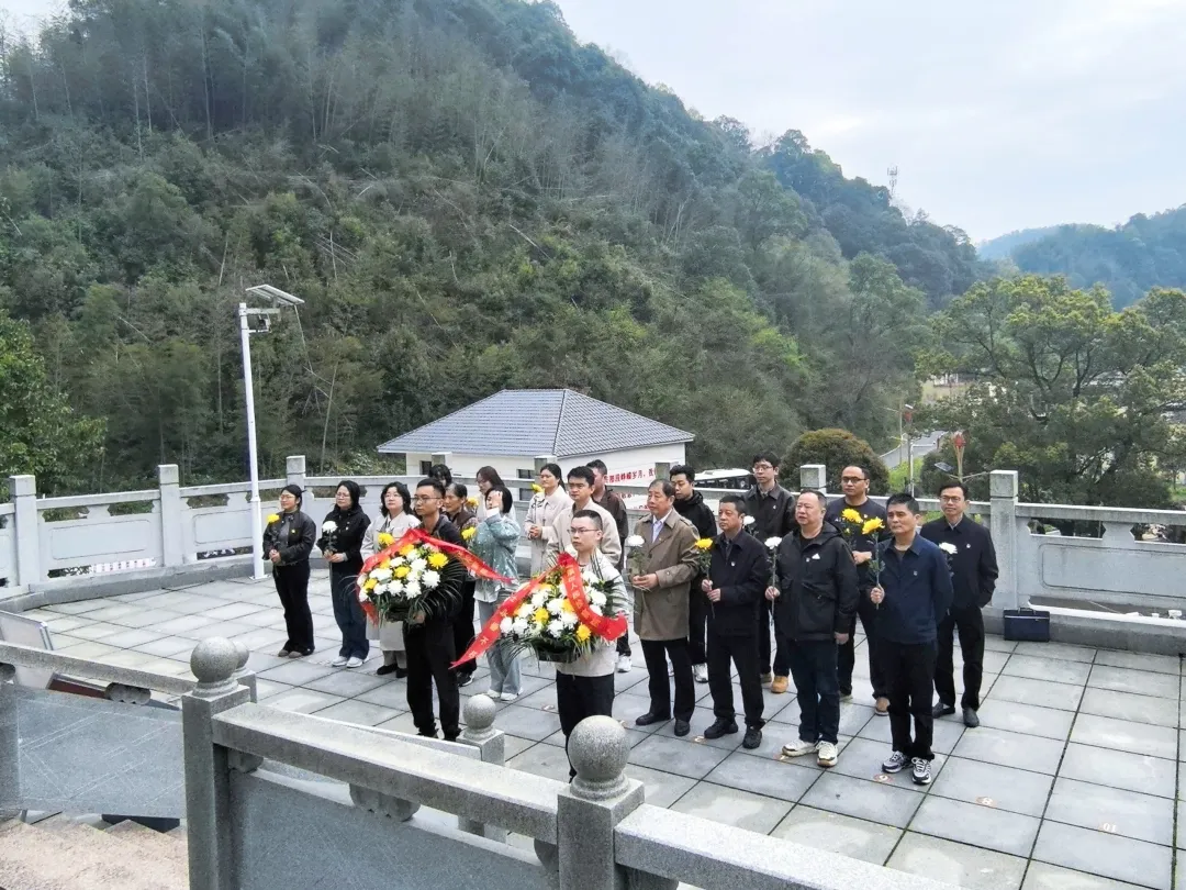 �Ϫ��������Ժ��չ���廳Ӣ�ҳ���־�����·ܽ���ʵ����������ɨ�